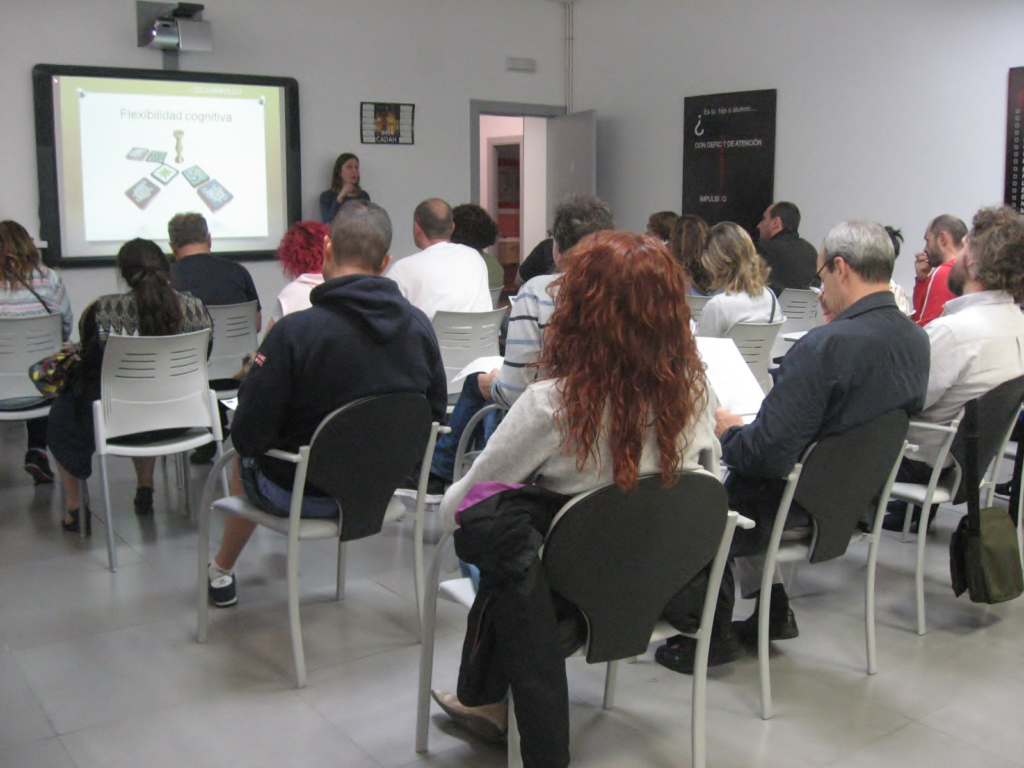 presentación enfrente a varias personas sobre flexibilidad cognitiva