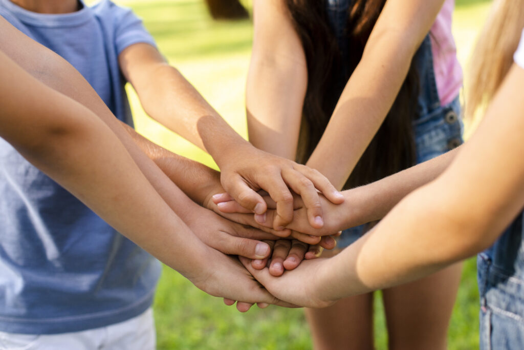 niños uniendo las manos entre ellos